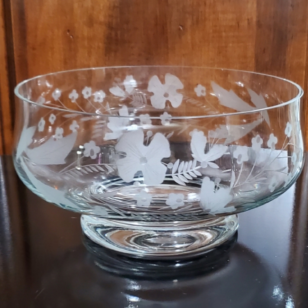 🇷🇴 8 1/2" Etched Floral Bowl with Thick Pedestal Base - Picture 2 of 16